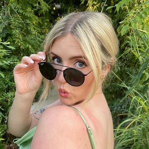 Meet your Posher, Devin